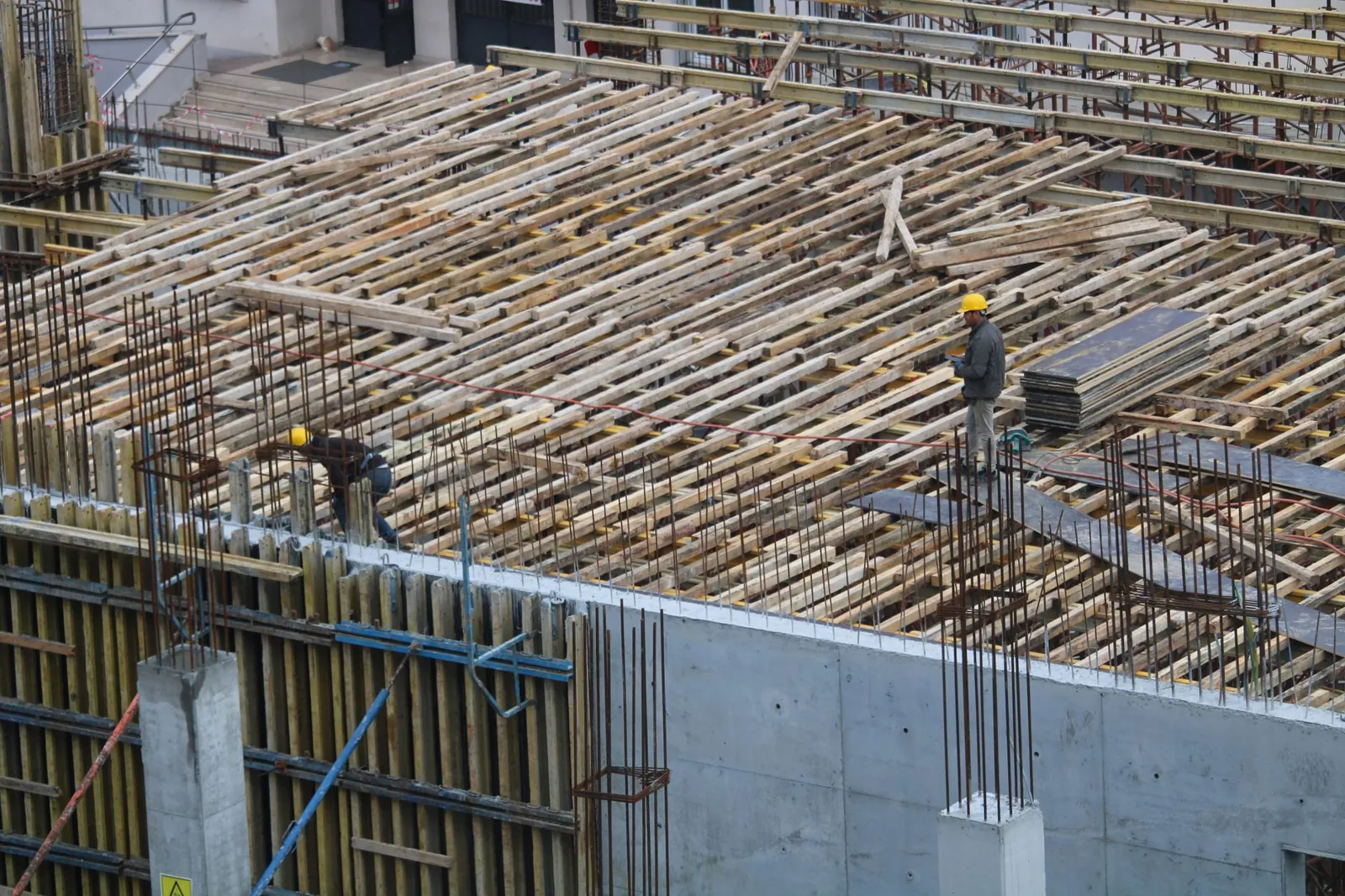 İstanbul'da bir şantiyede betonarme döşeme kalıbı ve donatısı