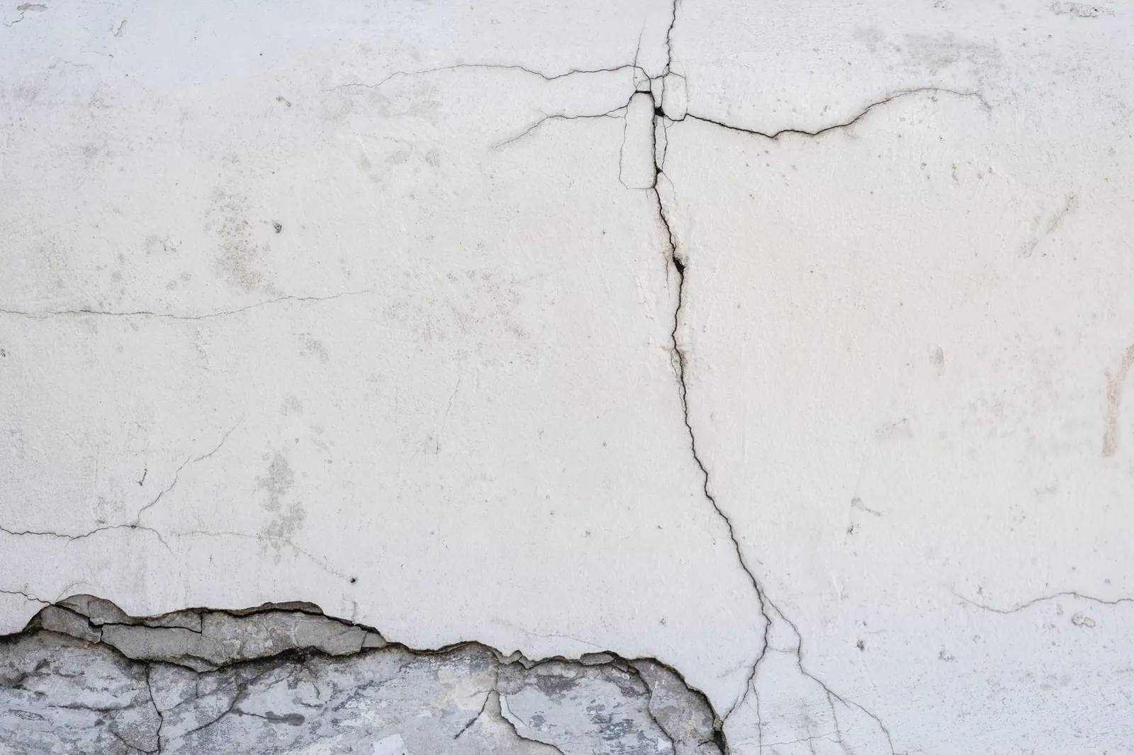 Yüzeyinde dallanan çatlaklar bulunan beton duvar