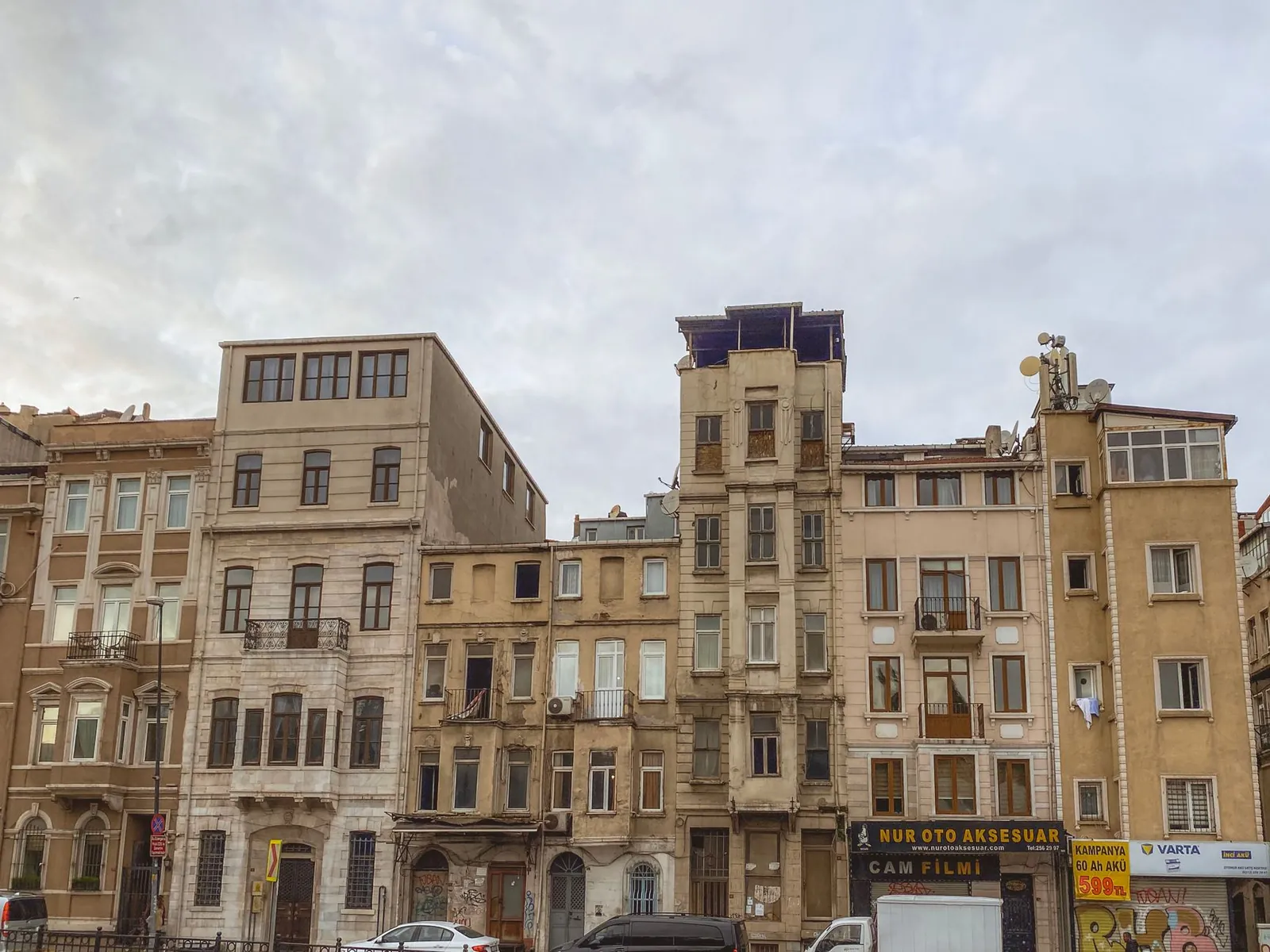 İstanbul Beyoğlu'nda bitişik nizam eski apartmanlar