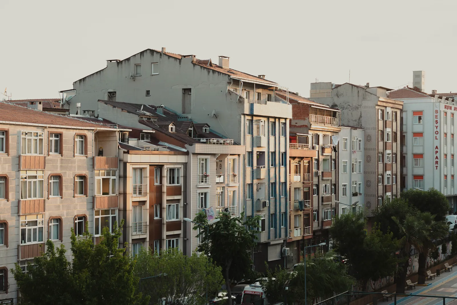 İstanbul'da eski apartmanların sıralandığı bir sokak